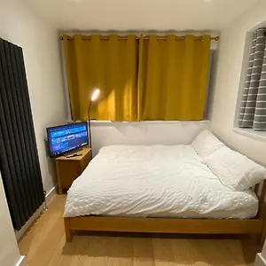  Homestay Double Bedroom With En-suite Shower & Free Parking